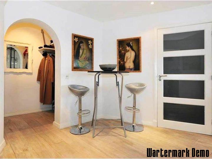 Five-Bedroom Town House on Rue de Rivoli - Breakfast bar with two stools beside the arch through to the cloakroom