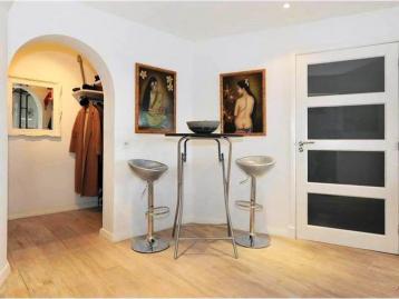 Five-Bedroom Town House on Rue de Rivoli - Breakfast bar with two stools beside the arch through to the cloakroom